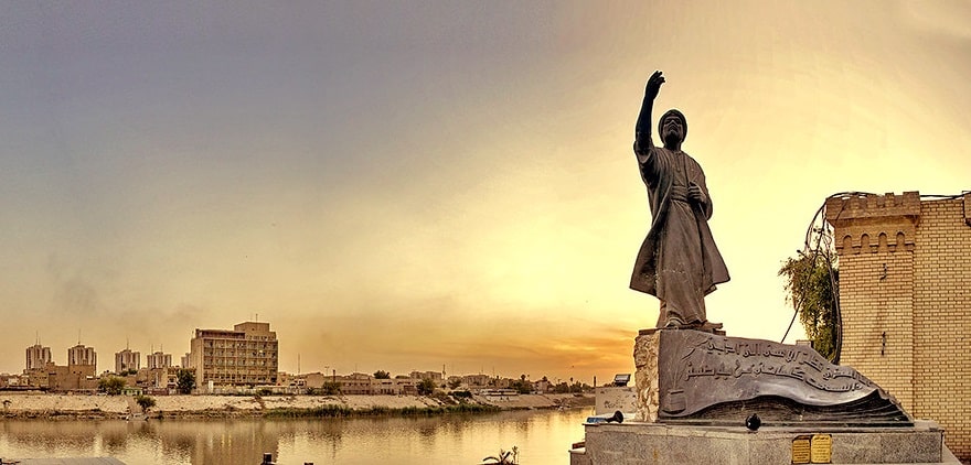 تمثال المتنبي في شارع المتنبي